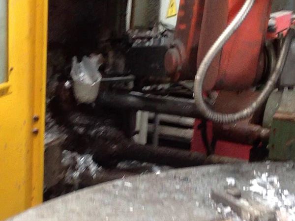 金屬液體倒入展示